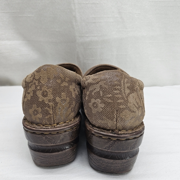 Born BOC Brown Embossed Floral Pattern Suede Clogs Women's Size 9 M/W - Picture 2 of 10